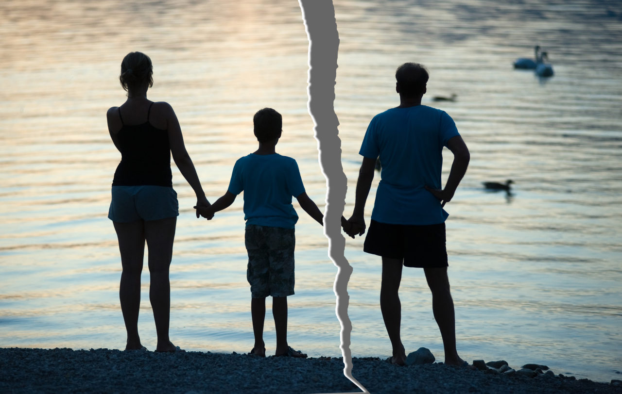 Sombra de familia en la playa con un efecto de rasgadura