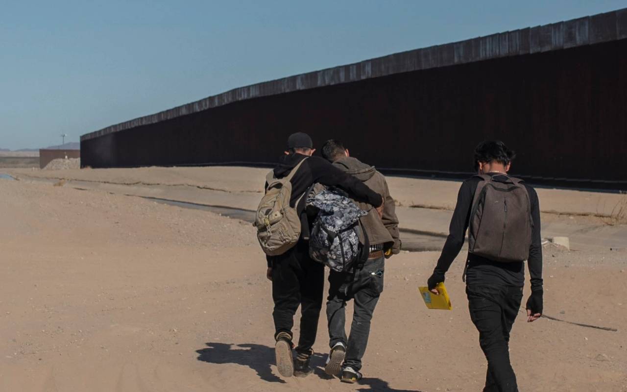 Con el título 42 Estados Unidos cerró a las personas cualquier posibilidad de solicitar asilo en sus puertos de entrada | Foto: Voz de América / AP / Felix Marquez