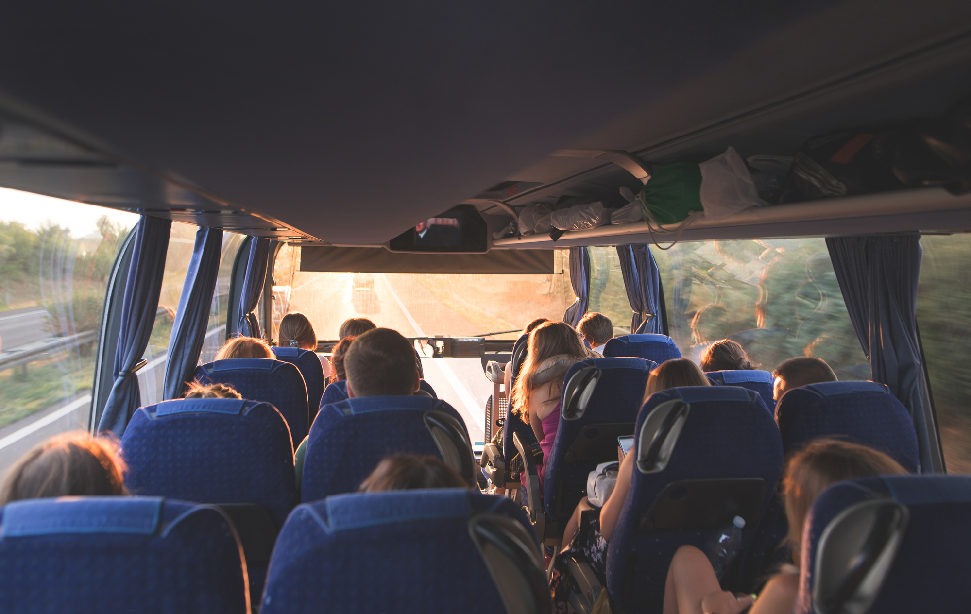 Interior de un autobús con turistas