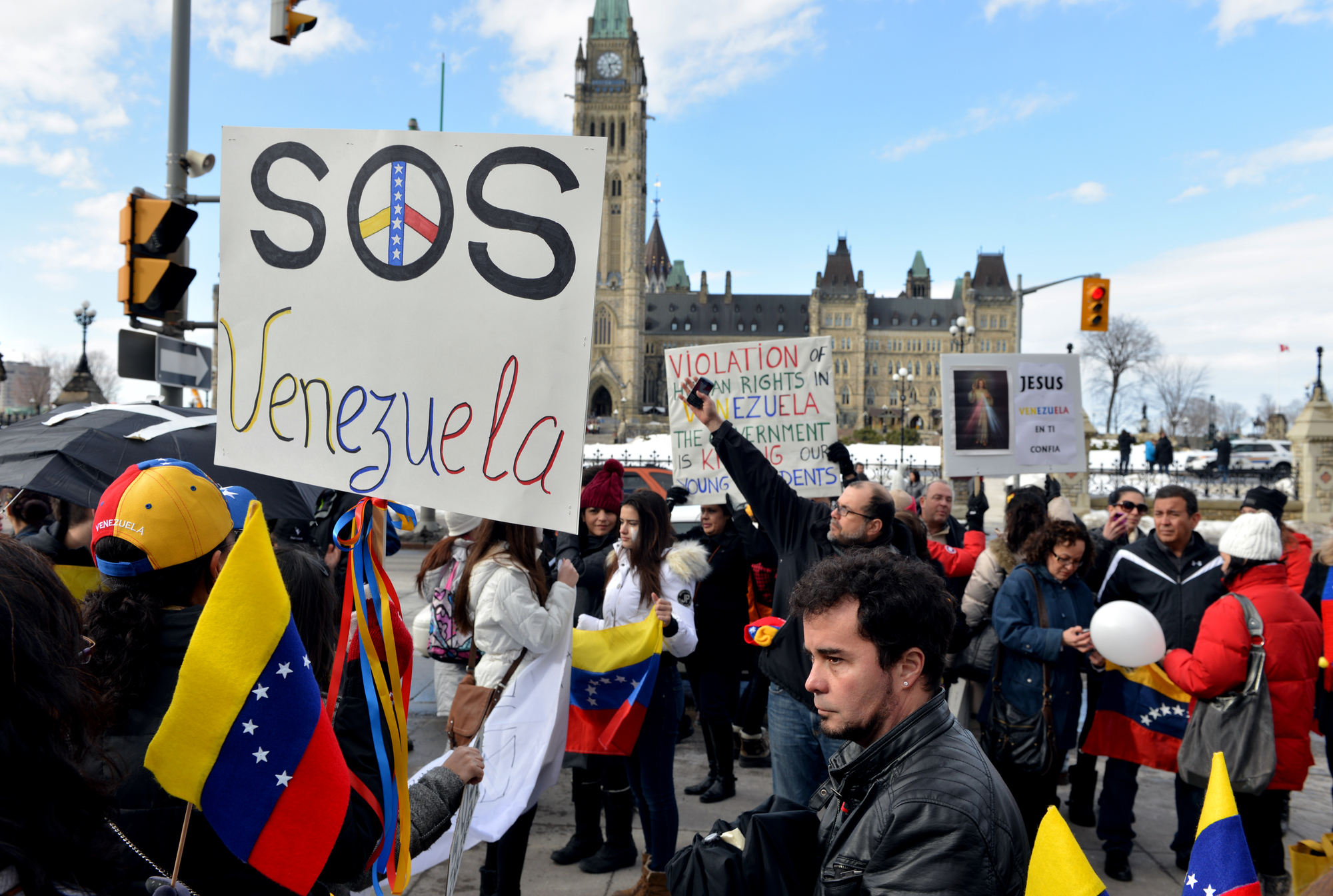 Venezolanos protestando en Ottawa