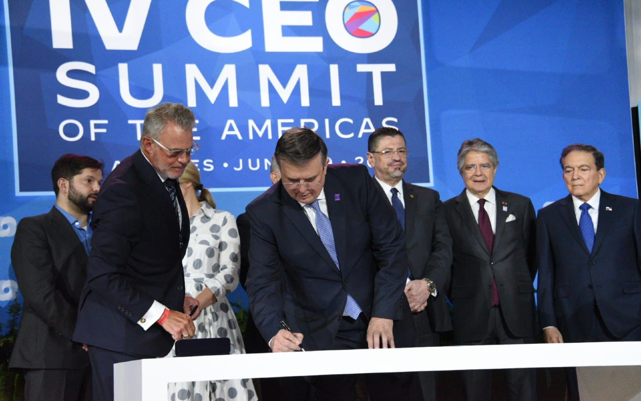 Marcelo Ebrard firmando un acuerdo en la cumbre de las americas