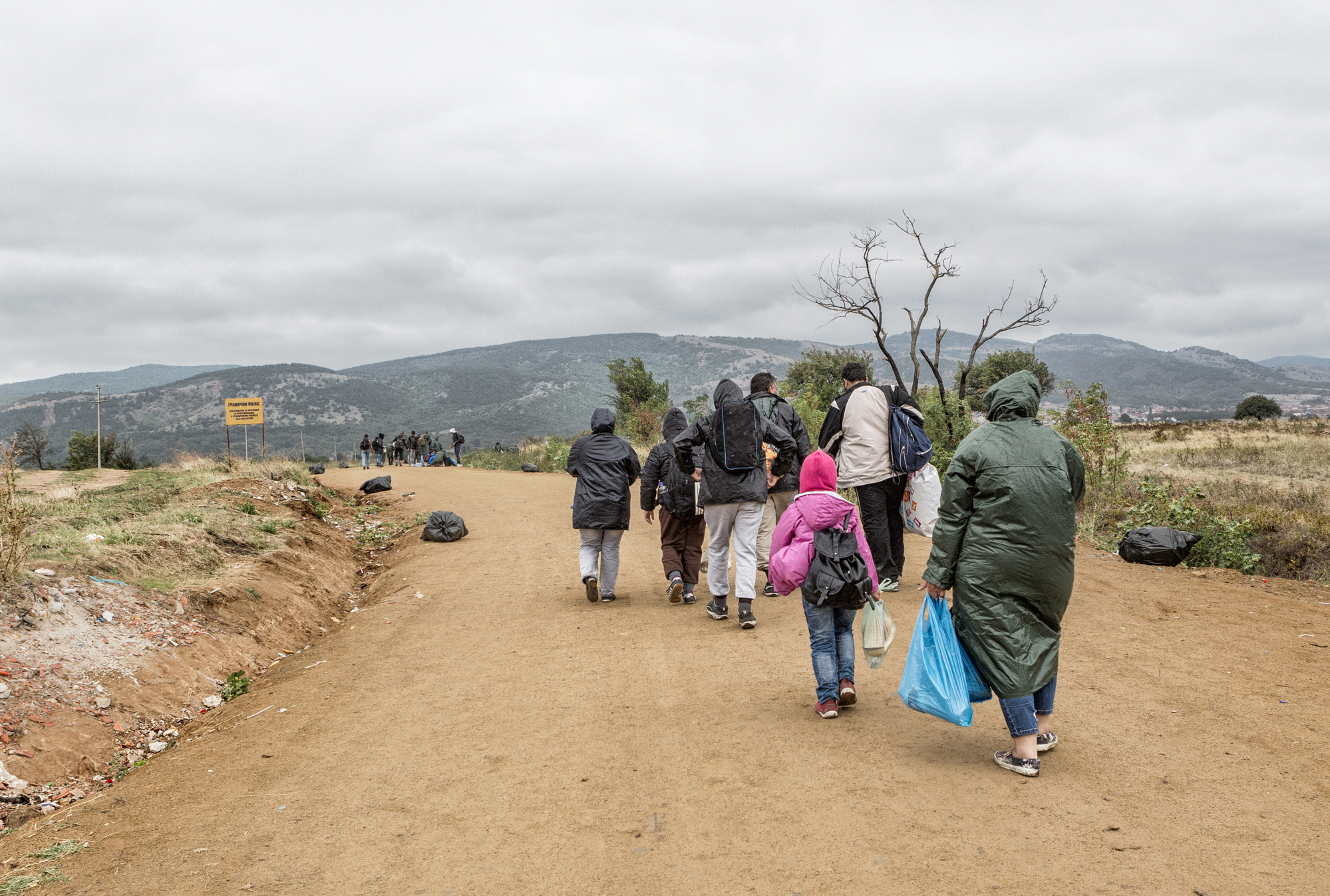 personas refugiadas caminando